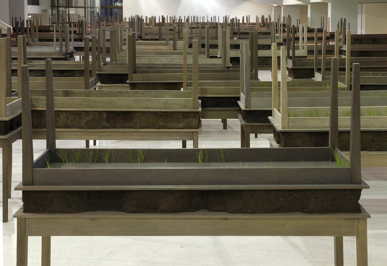 『プレガリア・ムーダ（沈黙の祈り）』2008-2010年ポルトガル・リスボンのCAMでの展示（2011-2012年）
Photo: Patrizia Tocci
Courtesy of Doris Salcedo Studio