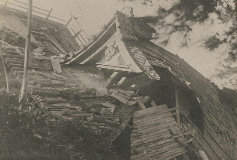 震災により倒壊した丸岡城天守『重要文化財丸岡城天守修理工事報告書（昭和30年）より』