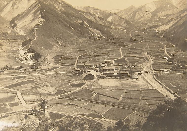 昭和20年代とみられる坂井村（筑北小学校提供）