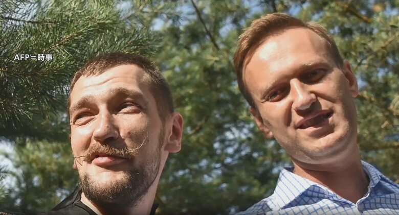 弟のオレグ氏とナワリヌイ氏（AFP=時事）