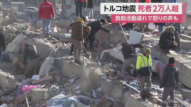 救助隊の手が回らず、市民らが自ら救助活動をしている状況だ