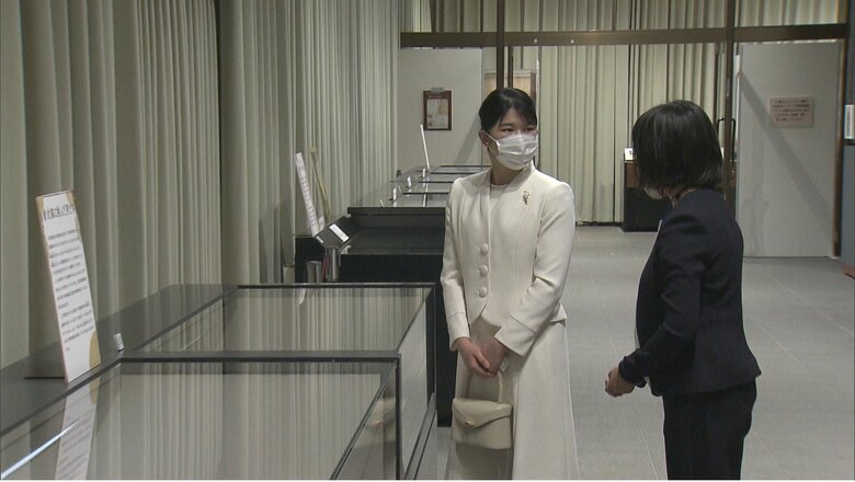 初の単独公務で「夢見る光源氏」展を鑑賞された　国立公文書館　5月11日