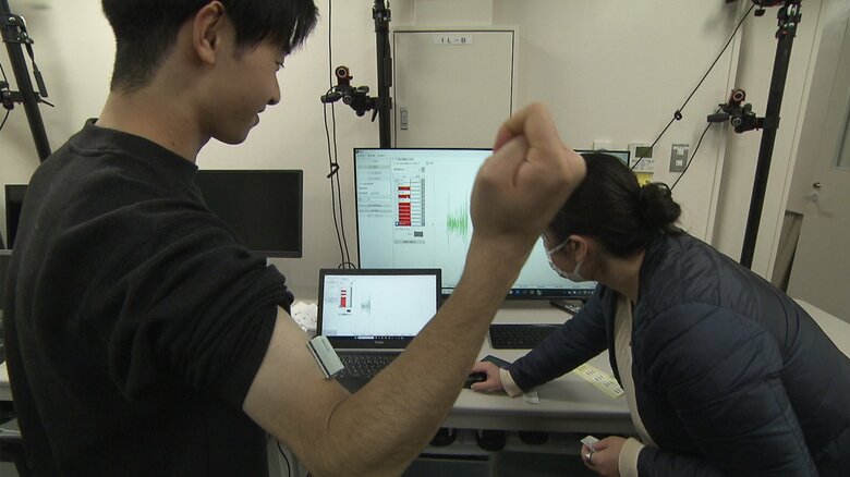 実験器具の説明をする壷井