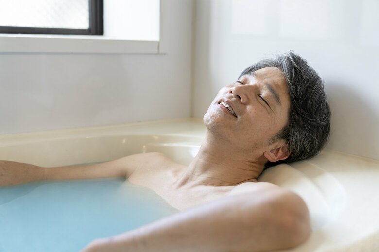 年齢が上がるにつれ「早めの入浴」をする傾向が（画像はイメージ）