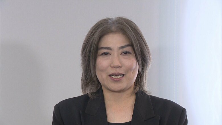 会見の最後には笑顔も