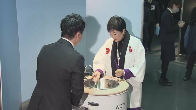小池都知事は、使用した水の98％以上を殺菌、消毒し、その場で再利用できる手洗いスタンド「WOSH」を視察