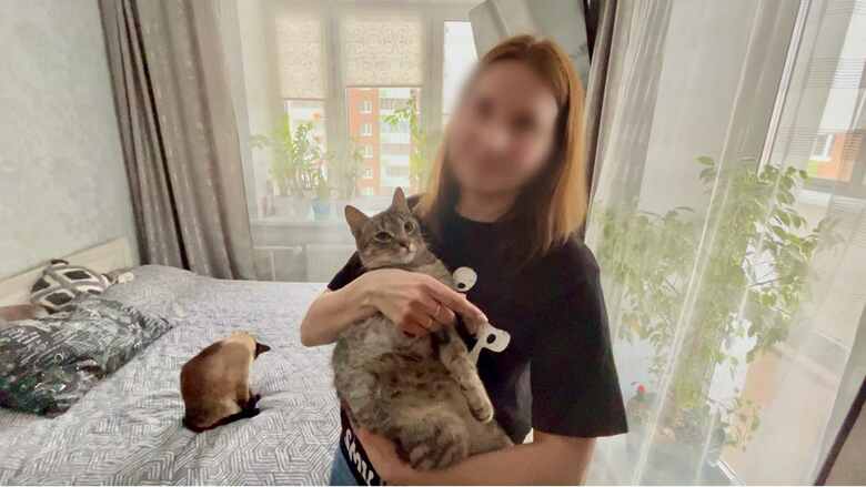 ミハイルさんが戦地から連れ帰ったネコとエレナさん