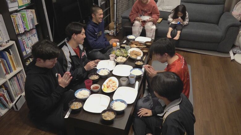 滞在中 須江監督自宅で寝食を共にした球児たち