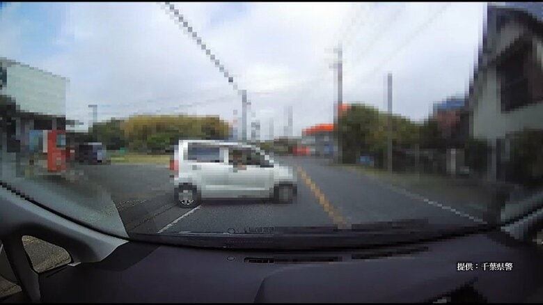 車の進行をふさぐ男の車