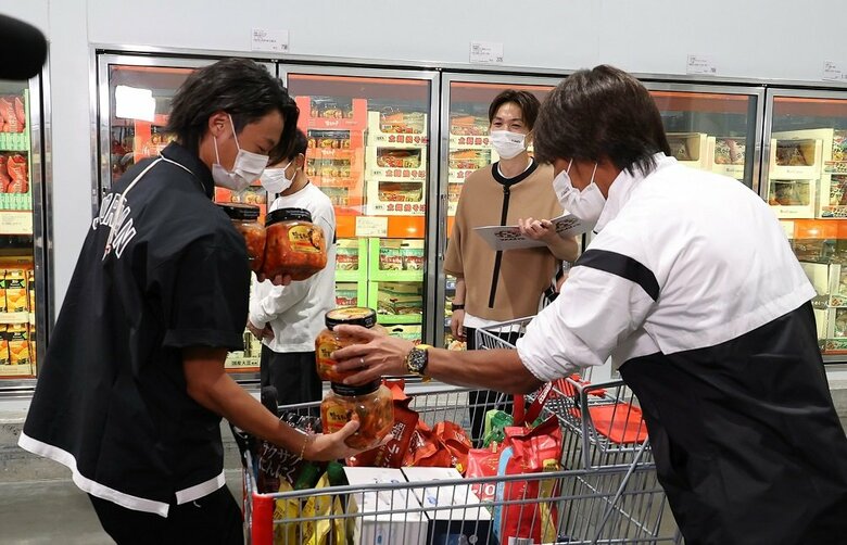 抱えるほどの量を持ってきた大好きなキムチ