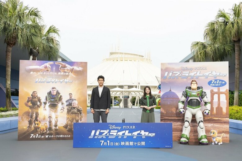 東京ディズニーランドで行われたアニメーション映画「バズ・ライトイヤー」日本版声優スペシャルイベントに登場した、鈴木亮平さん(左)と今田美桜さん　(C) 2022 Disney/Pixar. All Rights Reserved.　(C) Disney