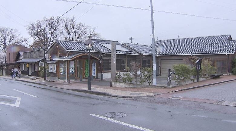 男の子を抱っこして交番へ