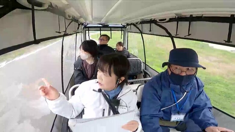 「グリスロ」内で説明しながらな園内の震災遺構を巡る