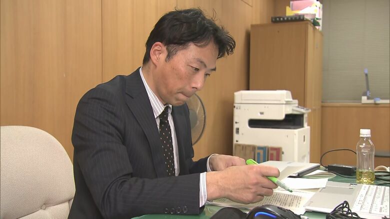 百条委報告書に目を通す増山誠県議