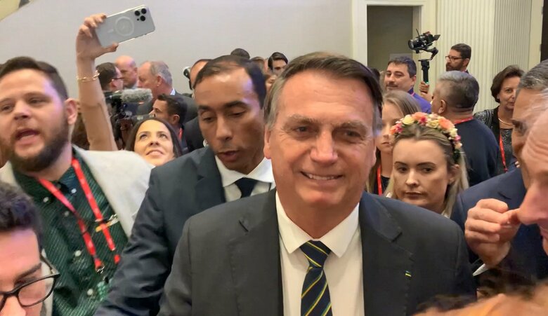 ブラジルのボルソナロ前大統領は復権に意欲を示し、支持者らと交流した