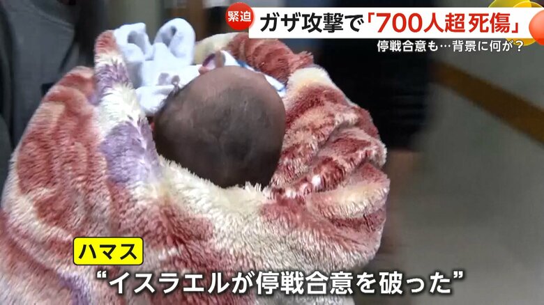 毛布に包まれて抱きかかえられる赤ちゃん