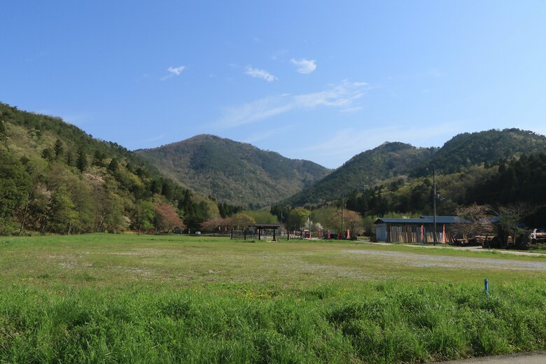 かつて武家屋敷が並んでいた清水谷。右が小谷城、正面奥が小谷山山頂