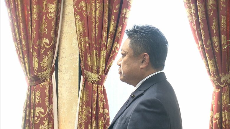 知事に決議文を手渡す際の中沢議長（2023年12月）