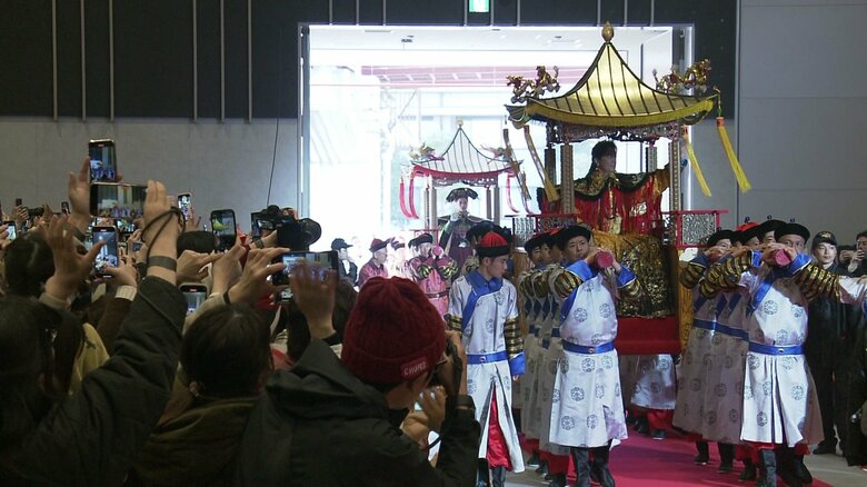 福山皇帝・仲皇后が到着（出島メッセ長崎）