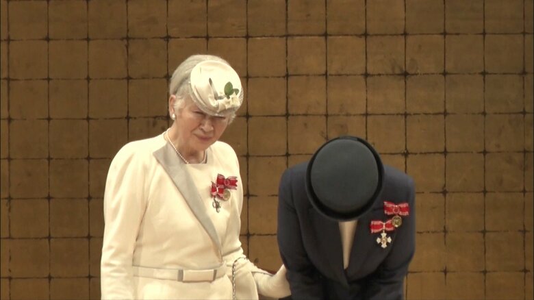 雅子さまを呼ばれて二人で会釈される皇后さま3（提供：日本赤十字社）