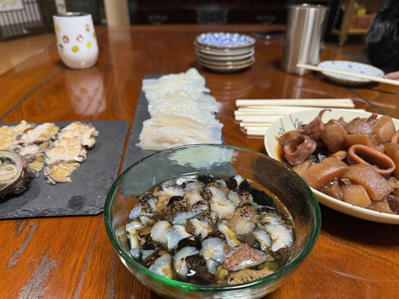 いか、あわびなど地元の海鮮は美味で酒も進んだ