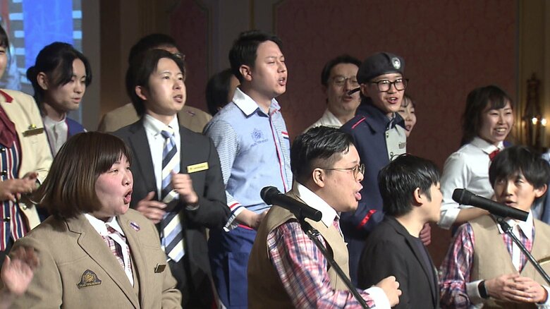 先輩社員と社長と常務による合唱での歓迎