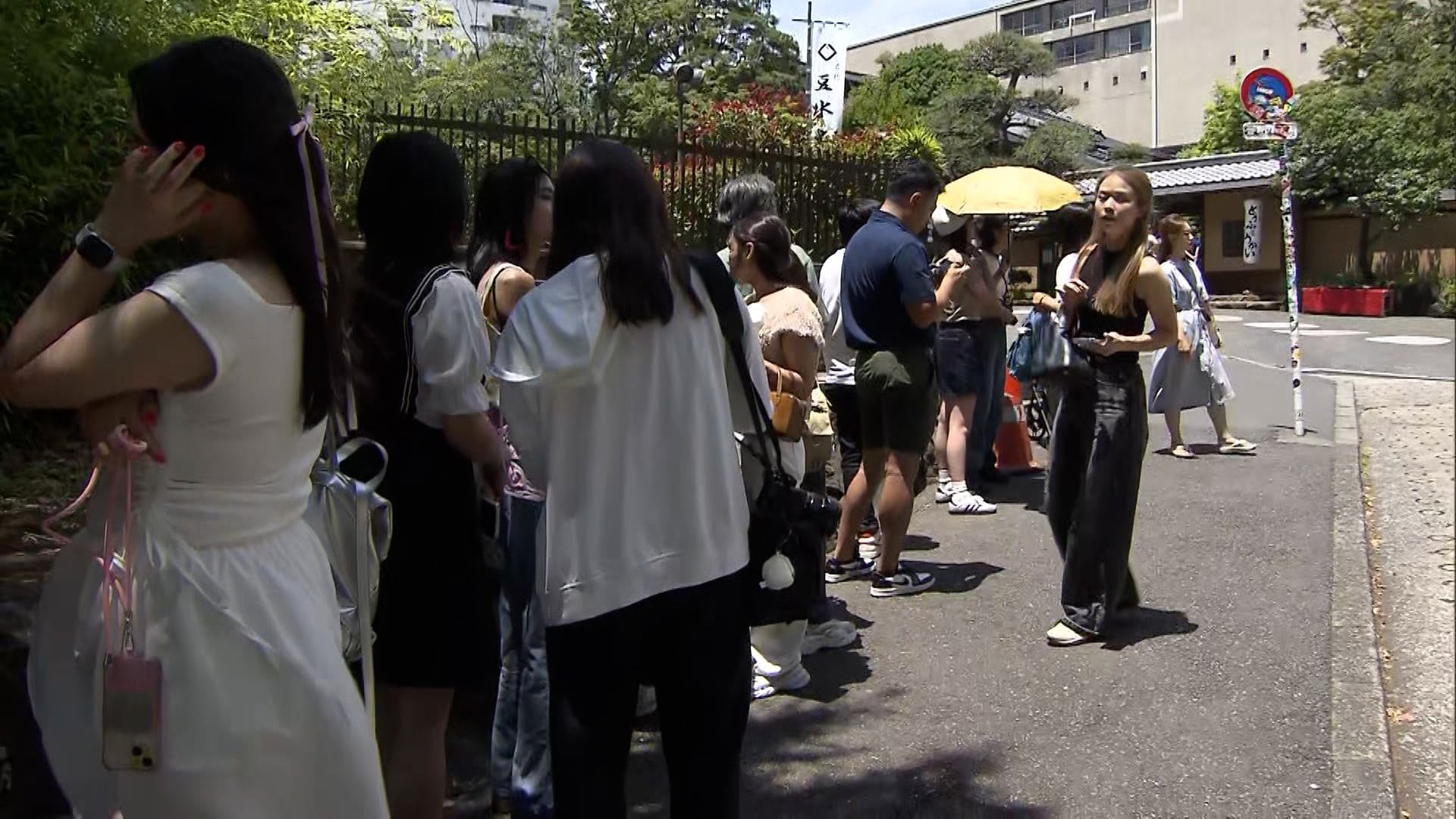 69.6度の熱風！初真夏日の東京で外国人観光客の行列「待ったかいがあった」暑さにめげず映えスポットで撮影