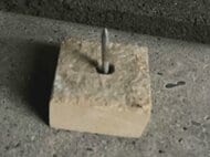 信号変わり発進するとパンク…車のタイヤに『木材で固定された釘』ドラレコには“一瞬しゃがんだ怪しい人物”の姿