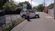 あわやベビーカーに衝突！バックの暴走車がスーパー駐車場に　高齢女性が運転…アクセルとブレーキ踏み間違えたか　東京・多摩市