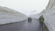 迫力！高さ5mの雪の壁『雪の回廊』　全長23km「志賀草津高原ルート」冬季閉鎖を解除　
