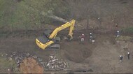 道路陥没 “空洞”の状況を調査 三笠市 乗用車が転落 3人が重軽傷 空洞部分を掘削 目視で原因究明へ