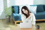 テレワークで身体の不調を約3割が感じている…1位は「肩こり」 仕事時の体勢に注意