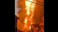 燃え上がる炎…無人の資材倉庫を全焼する火事【岡山・岡山市】