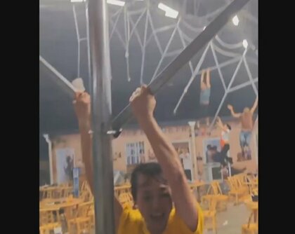 「突風」で人々が吹き飛ばされ…テントと一緒に空へ　“10メートル”から地面落下も　「まさかの場所」に落ちた人も