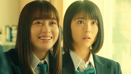 橋本環奈＆浜辺美波、制服姿の女子高生を好演！環奈の「エモい」“後日卒業式”の思い出