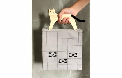 娘の絵を再現した「ブロック塀のネコ」バッグが素敵! 愛情たっぷりの他の作品も見せてもらった