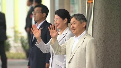 天皇皇后両陛下が「国スポ」で佐賀をご訪問 歓迎の声に笑顔で手を振られる両陛下 日本酒バーご視察も