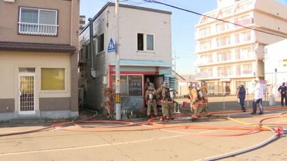 「建物から炎と煙が出ている」1階の焼鳥店から出火か―50代男性が煙を吸うなどして病院に搬送、命に別条なし…出火原因を捜査〈北海道千歳市〉