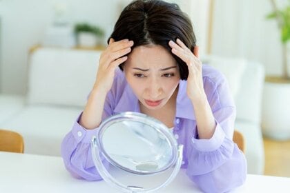 【女性1,000人に調査】エイジングサインの実態 40代トップは「ほうれい線」、50代は「髪」と「深いシワ」 美容家が警告!40~50代のざんねんな顔の原因と変える「巡り」美容