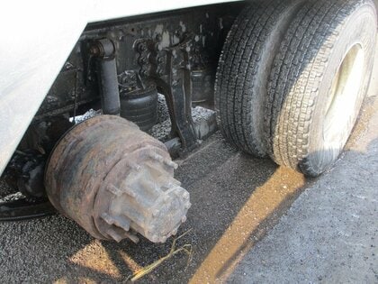 【脱輪部分の写真あり】「去年11月に会社の従業員がタイヤを交換した」高規格幹線道路「函館新道」を走行中の大型トラックからタイヤ2本脱落…１本は防風板に衝突〈北海道七飯町〉