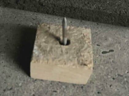 信号変わり発進するとパンク…車のタイヤに『木材で固定された釘』ドラレコには“一瞬しゃがんだ怪しい人物”の姿