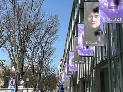 大谷翔平選手が表参道をジャック！並木道の街路灯に大谷選手の顔・顔・顔…化粧品の広告に登場