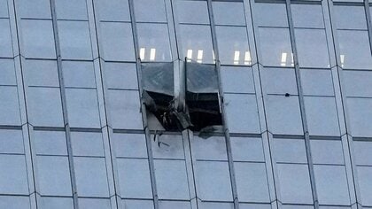 北京の高層ビルに小型機が衝突　操縦士1人死亡