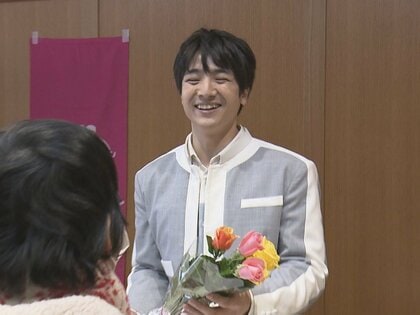 ボイメン本田さんが手渡し…規格外のバラで花束をつくり販売するイベント 売上金はマダガスカルの子供たちの支援に