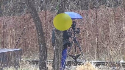 【独自】“撮り鉄”が線路のすぐ近くに…注意にも「危ない時は列車が止まる」　私有地に無断侵入も