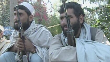 「地雷に気をつけろ、足が吹っ飛ぶぞ」“光なく真っ暗だった”20年前のアフガニスタン取材記