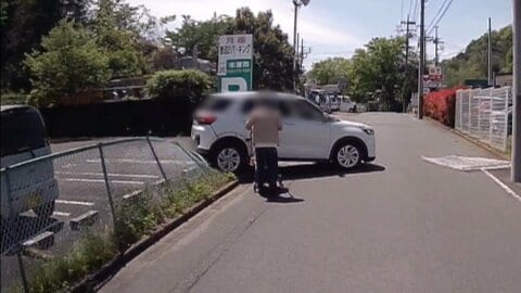 あわやベビーカーに衝突！バックの暴走車がスーパー駐車場に　高齢女性が運転…アクセルとブレーキ踏み間違えたか　東京・多摩市