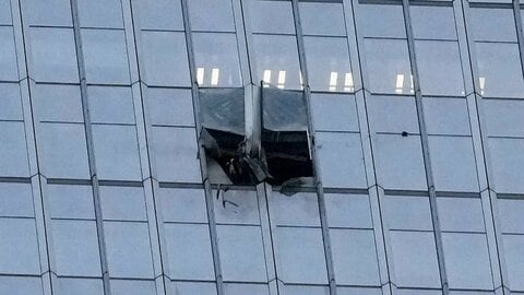 北京の高層ビルに小型機が衝突　操縦士1人死亡