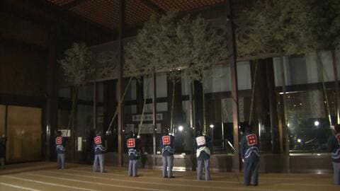 成田山新勝寺で年末恒例「すす払い」　僧侶ら約40人が長さ約8メートルの笹竹で天井などの汚れを払い落とす　千葉