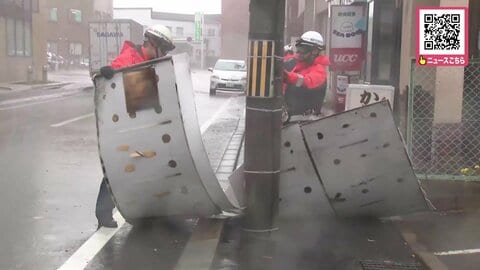 【観測史上最大の猛烈な風も観測】爆弾低気圧で暴風被害相次ぐ＿飲食店の看板飛ぶなど67件の建物被害…70代男女2人もケガ『停電』は約3100戸＆『高潮』も押し寄せる＆JR運休100本超〈北海道〉